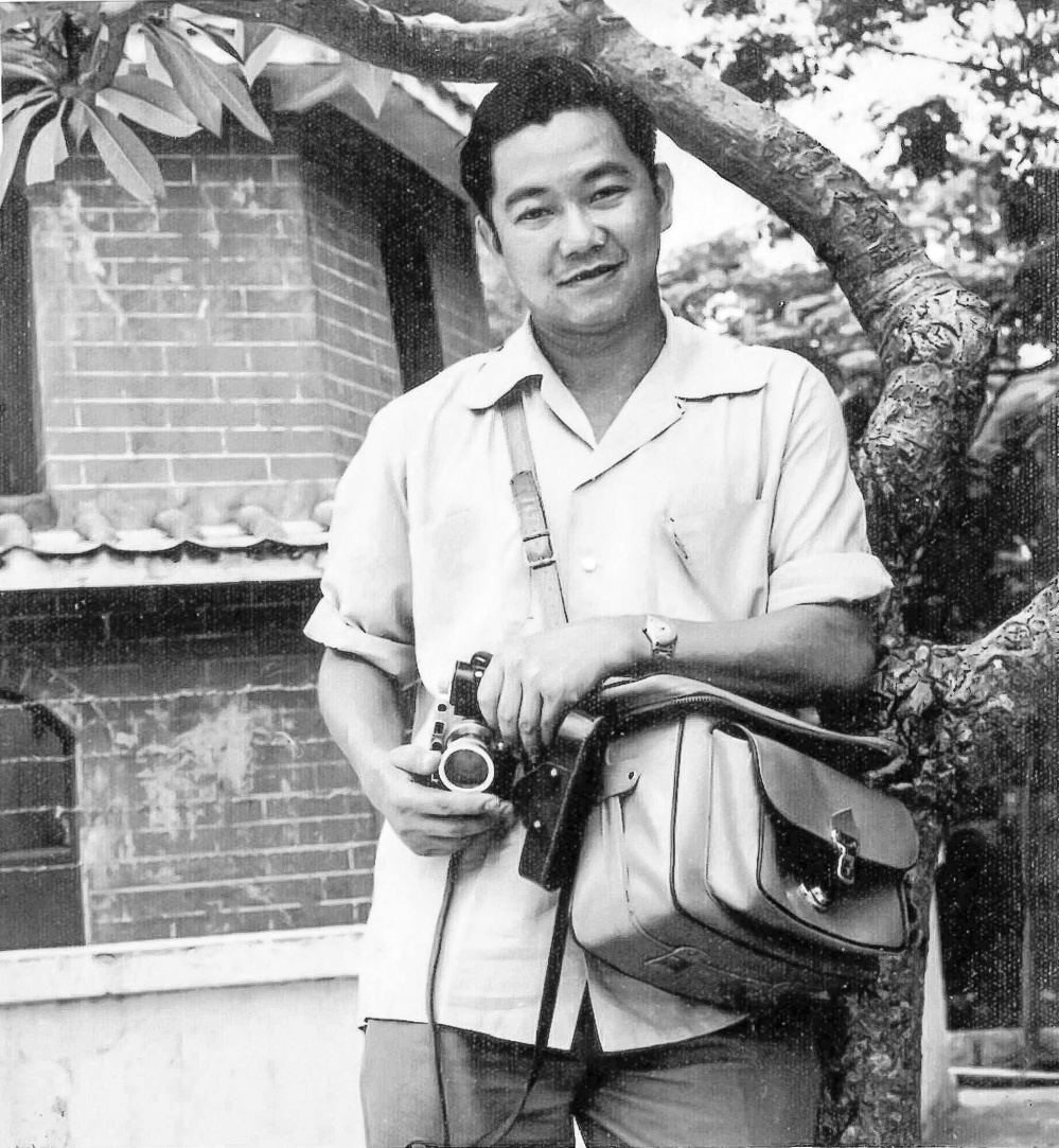 Fung Kuei posing with camera